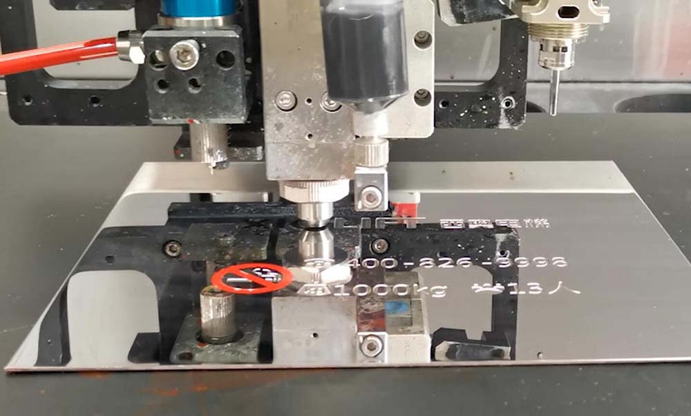 电梯铭牌点胶应用全自动蘑菇视频在线观看MV看片方案